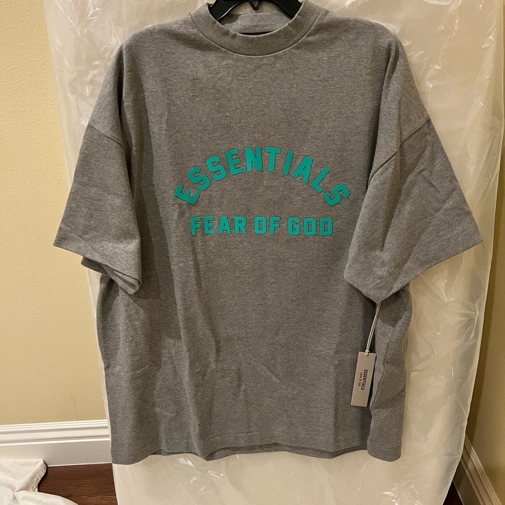 Men’s Fear of God Essentials Gray T-Shirt size M - brand new with tags